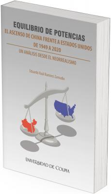 El libro se titula “Equilibrio de potencias: el ascenso de China frente a Estados Unidos de 1949 a 2020. Un análisis desde el neorrealismo”, escrito por Eduardo Raúl Ramírez Zamudio y publicado por la Universidad de Colima.  La imagen central de la portada muestra una balanza clásica de dos platillos. En el platillo izquierdo, de color rojo, está representada la silueta del mapa de China. En el platillo derecho, de color azul, está la silueta del mapa de Estados Unidos. La balanza está ligeramente inclinada hacia el lado derecho, lo que sugiere que, según el momento o interpretación visual, Estados Unidos tiene más peso (metafóricamente hablando) en el equilibrio global, aunque la presencia de China ya está equilibrando la balanza.  El fondo es gris claro, lo que permite que la imagen y el texto resalten claramente. La tipografía del título es sobria y formal, con énfasis en negritas para la frase “Equilibrio de potencias”, subrayando el enfoque académico del libro.
