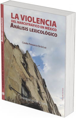 La imagen ocupa toda la portada y muestra un edificio antiguo y deteriorado visto desde un ángulo bajo, como si la cámara estuviera al pie de la construcción mirando hacia arriba. Las paredes están agrietadas y descascaradas, con ladrillos expuestos y ventanas rotas o enmarcadas por estructuras oxidadas. La parte superior del edificio está cubierta parcialmente por alambres de púas y vegetación seca, lo que transmite abandono y descuido.  En el cielo, que ocupa la parte superior de la imagen, se ven nubes grises y blancas con un pequeño claro azul, sugiriendo una atmósfera tensa y melancólica.  El título aparece en la parte superior derecha, escrito en letras grandes y gruesas, en color rojo oscuro para las palabras “LA VIOLENCIA” y “ANÁLISIS LEXICOLÓGICO”, y en un tono más claro para “DEL NARCOTRÁFICO EN MÉXICO”. Justo debajo está el nombre de la autora en letras más pequeñas de color vino.  En el borde izquierdo, en posición vertical, se repite el título y subtítulo en color blanco sobre una franja de color vino, junto al logotipo de la Universidad de Colima. En la esquina inferior derecha, en letras pequeñas y rojas, aparece el crédito fotográfico: “Fotografía: Mar Farías”.